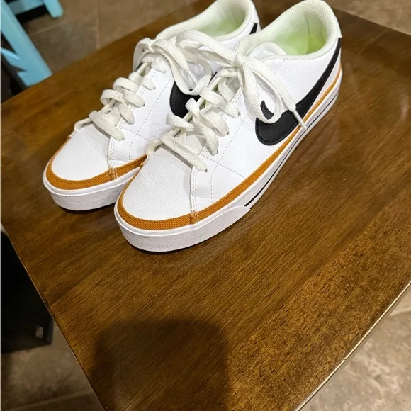 Women’s Nike Court Legacy size 6.5 - Picture 2 of 2